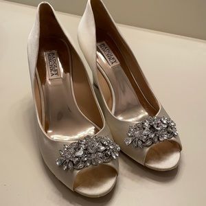 Badgley mischka off white wedge heels with scallop detail size us 8.5